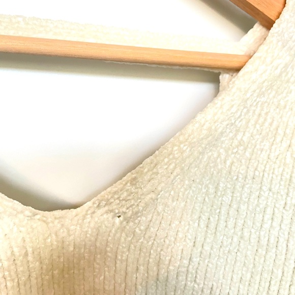 Cream v neck sweater - Picture 2 of 4